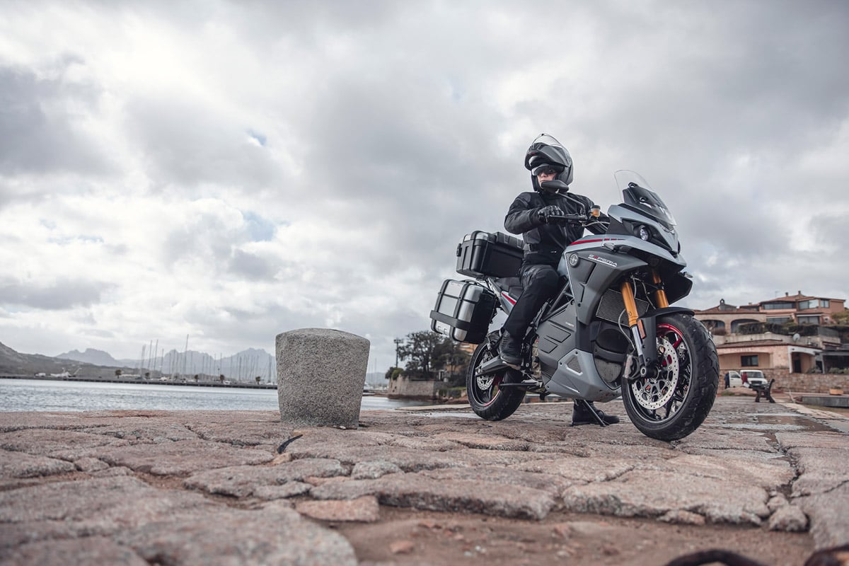 2024-energica-experia-ev-motorcycle-along-the-coast