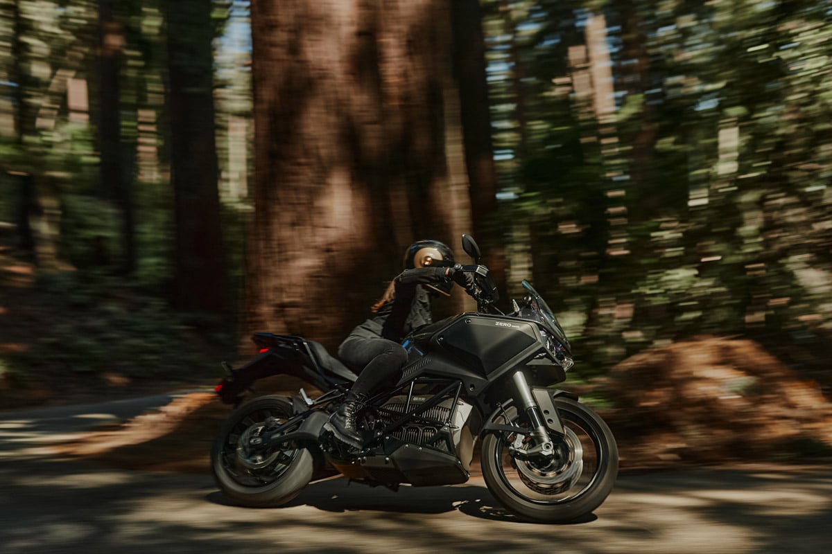 2024-zero-dsrx-ev-motorcycle-through-the-woods