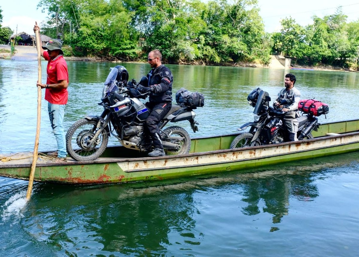 Colombia_riding_river_crossing