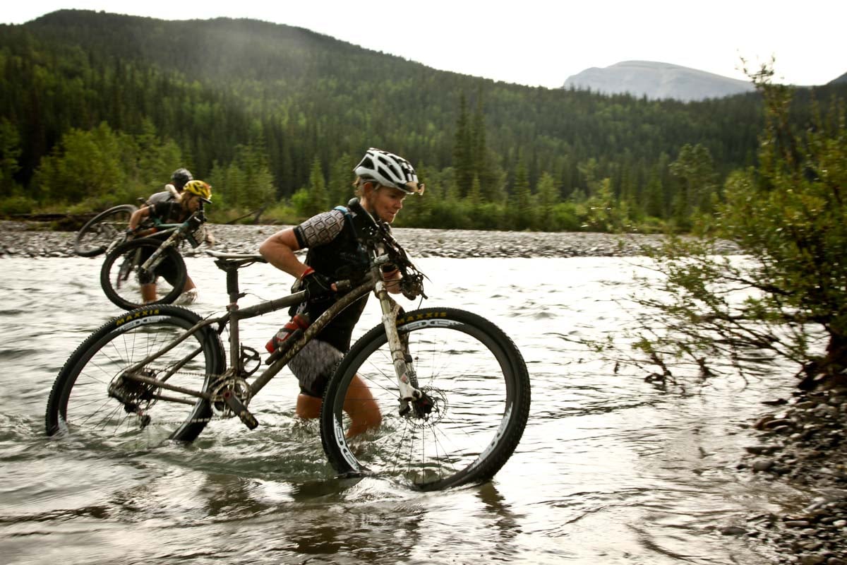 cricket-mountain-bike-racing-across-lake
