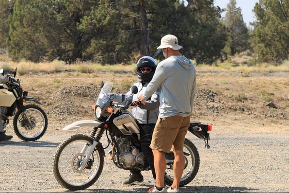 eric-giving-tips-to-a-new-rider-adv-training