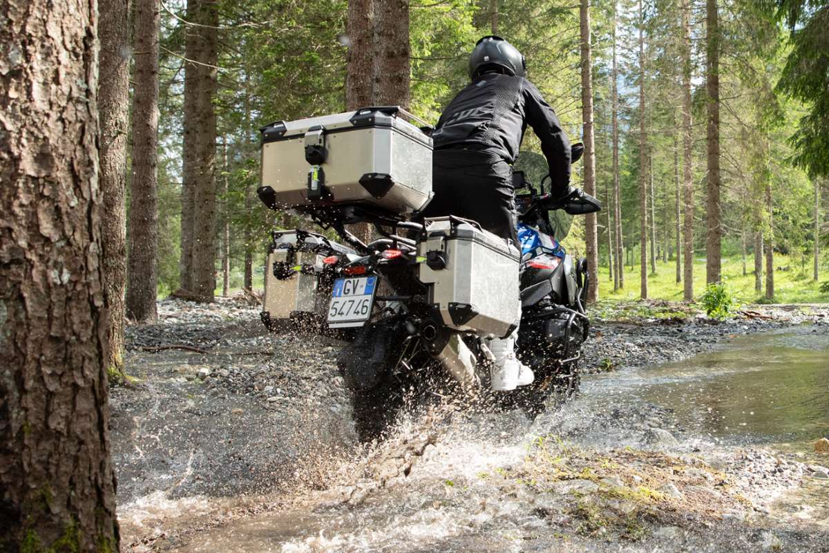 givi trekker evo cases action 1