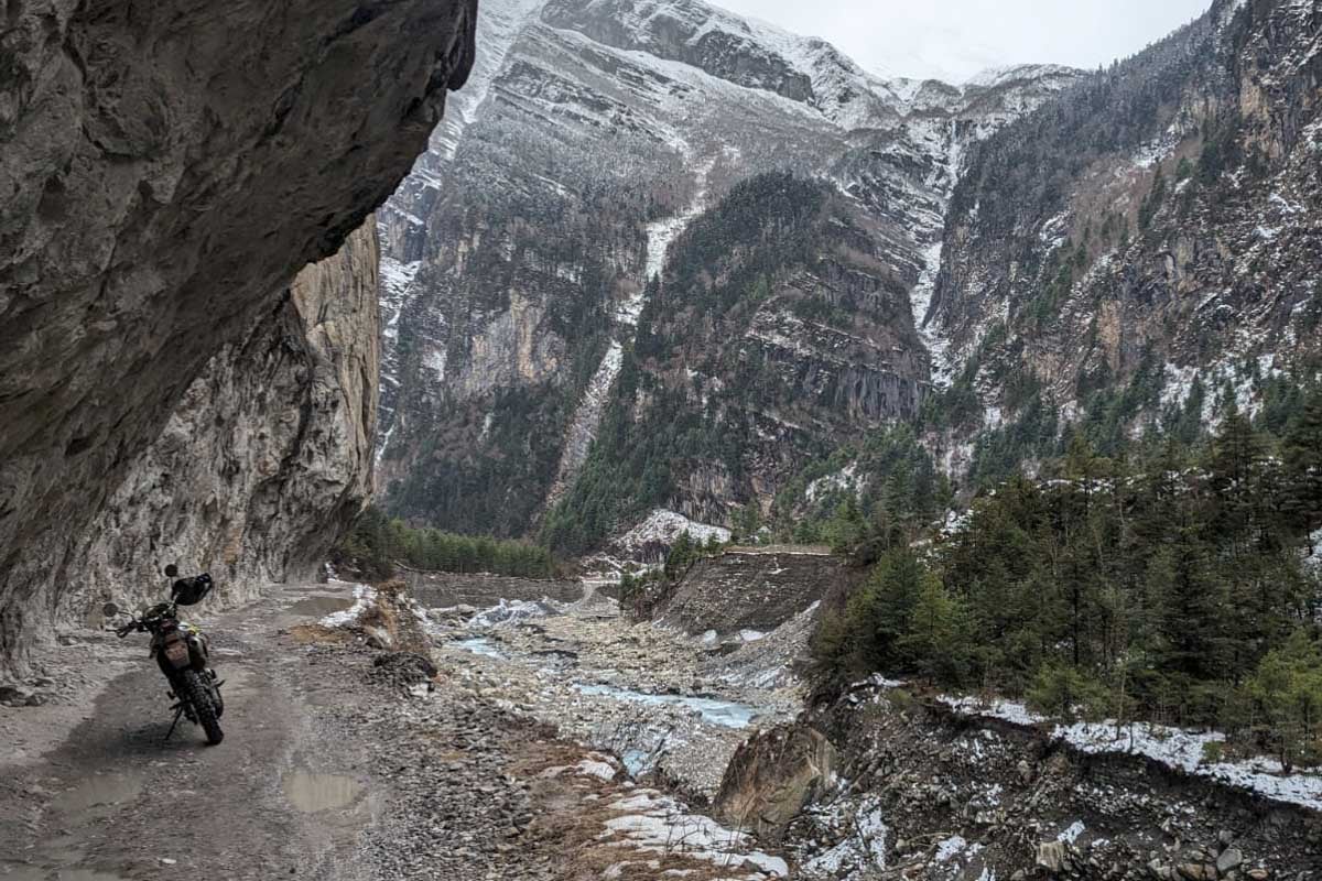 himalayan-cliffs-with-snow-dual-sport-canyon