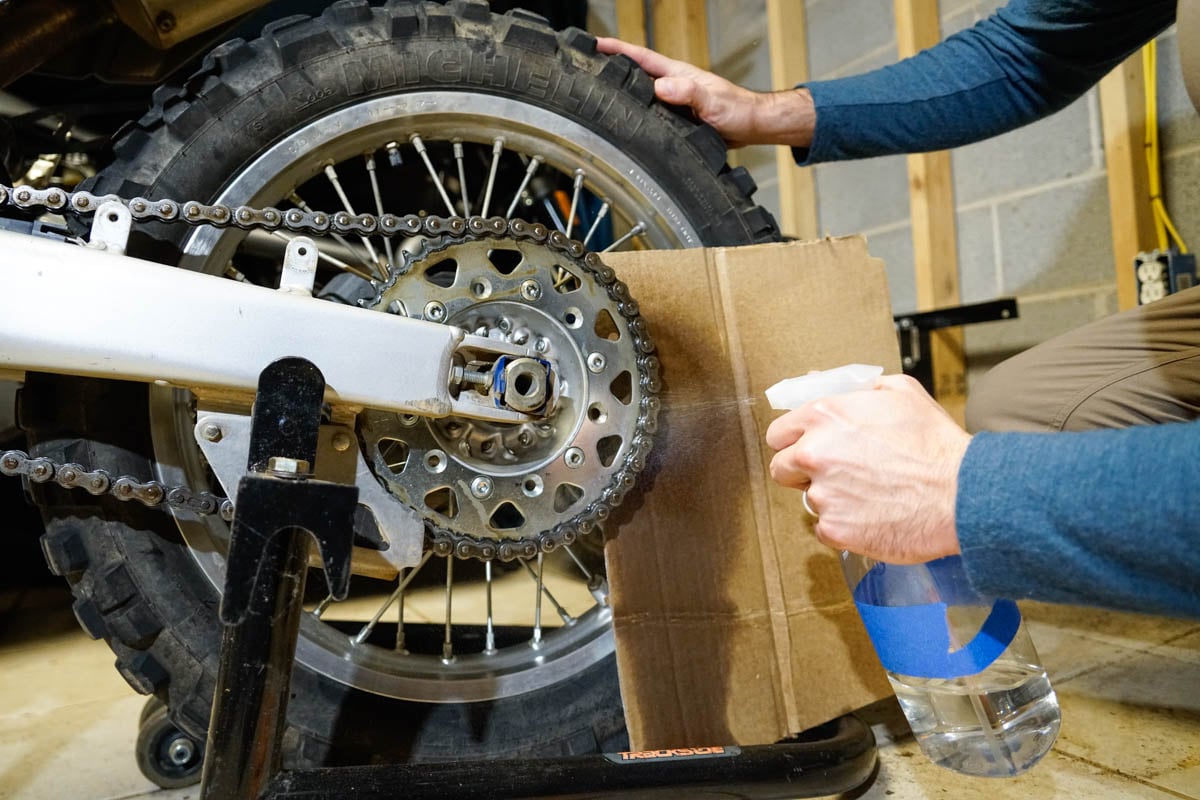 kerosene-spray-for-cleaning-motorcycle-chain