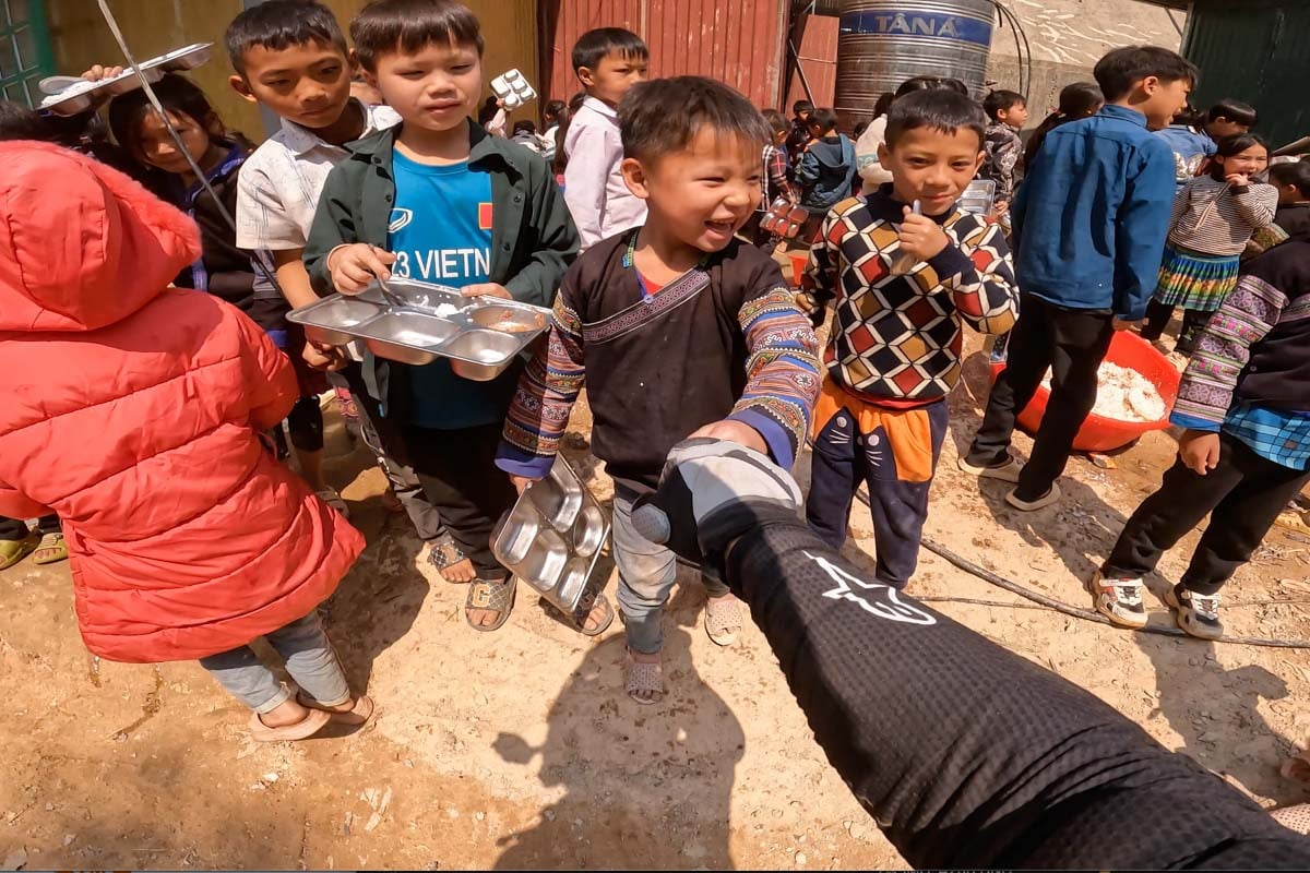 kids-smiling-and-laughing-at-school-vietnam