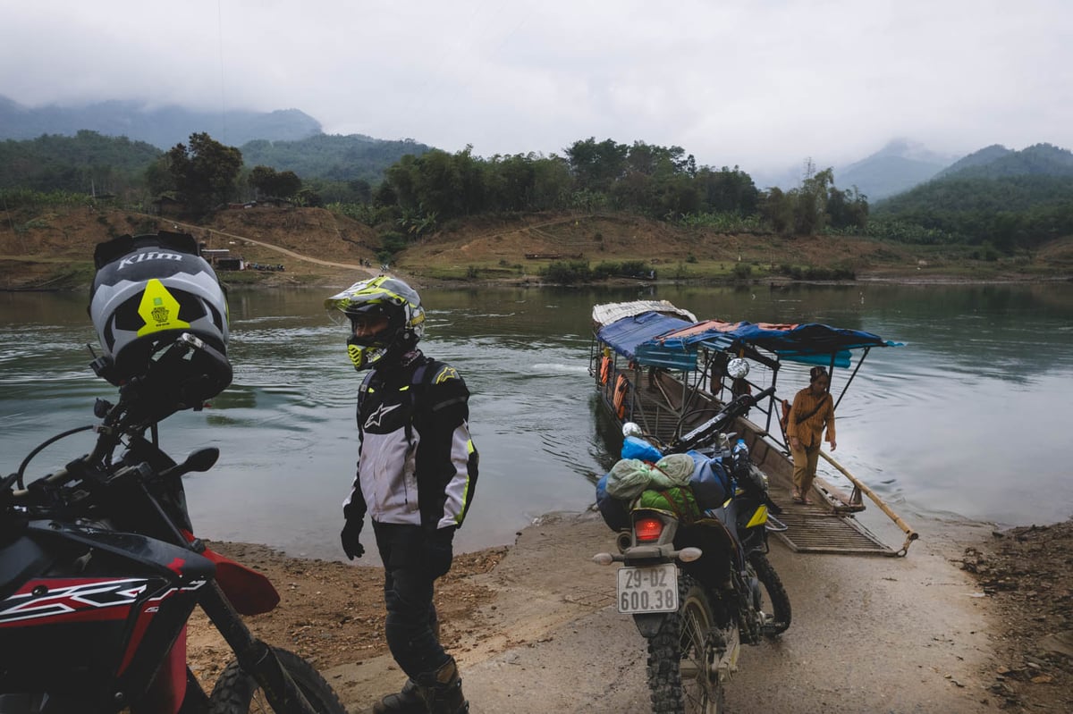 pairing-our-bluetooth-headsets-while-waiting-for-a-boat-in-vietnam