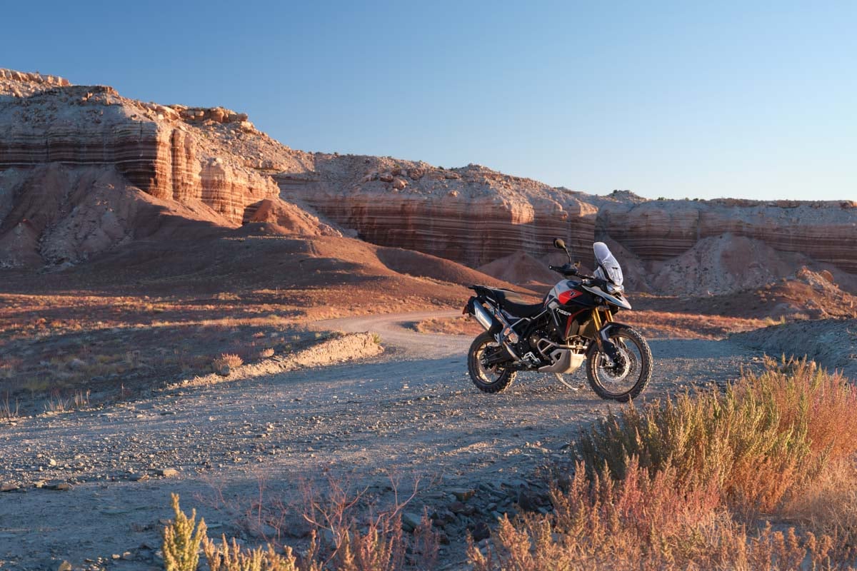 tiger-900-rally-pro-parked-in-the-desert