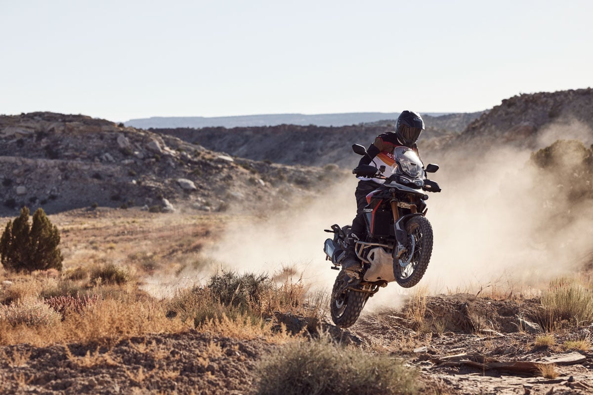 tiger-900-rally-pro-wheelie-in-desert