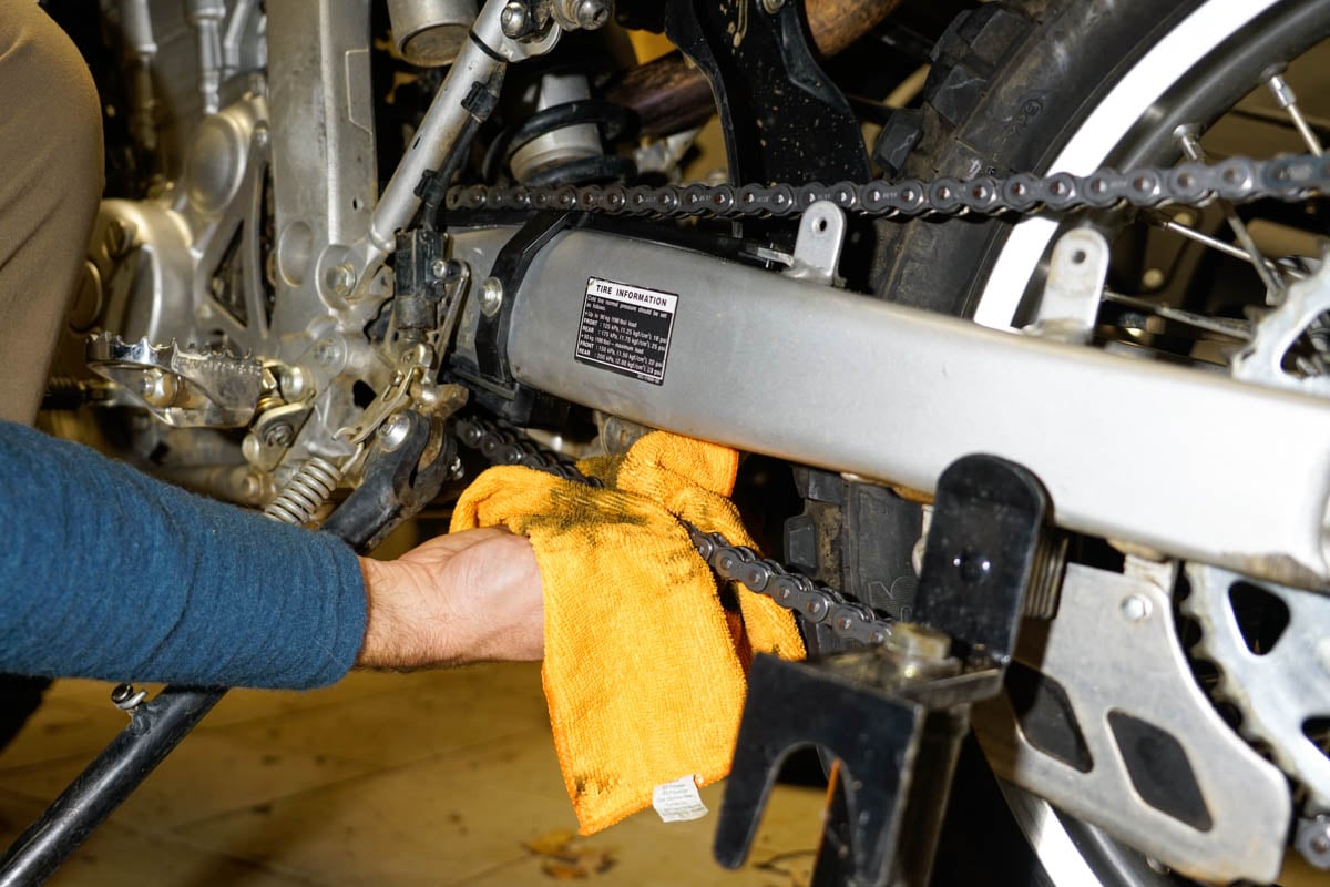 wiping-motorcycle-chain-lube