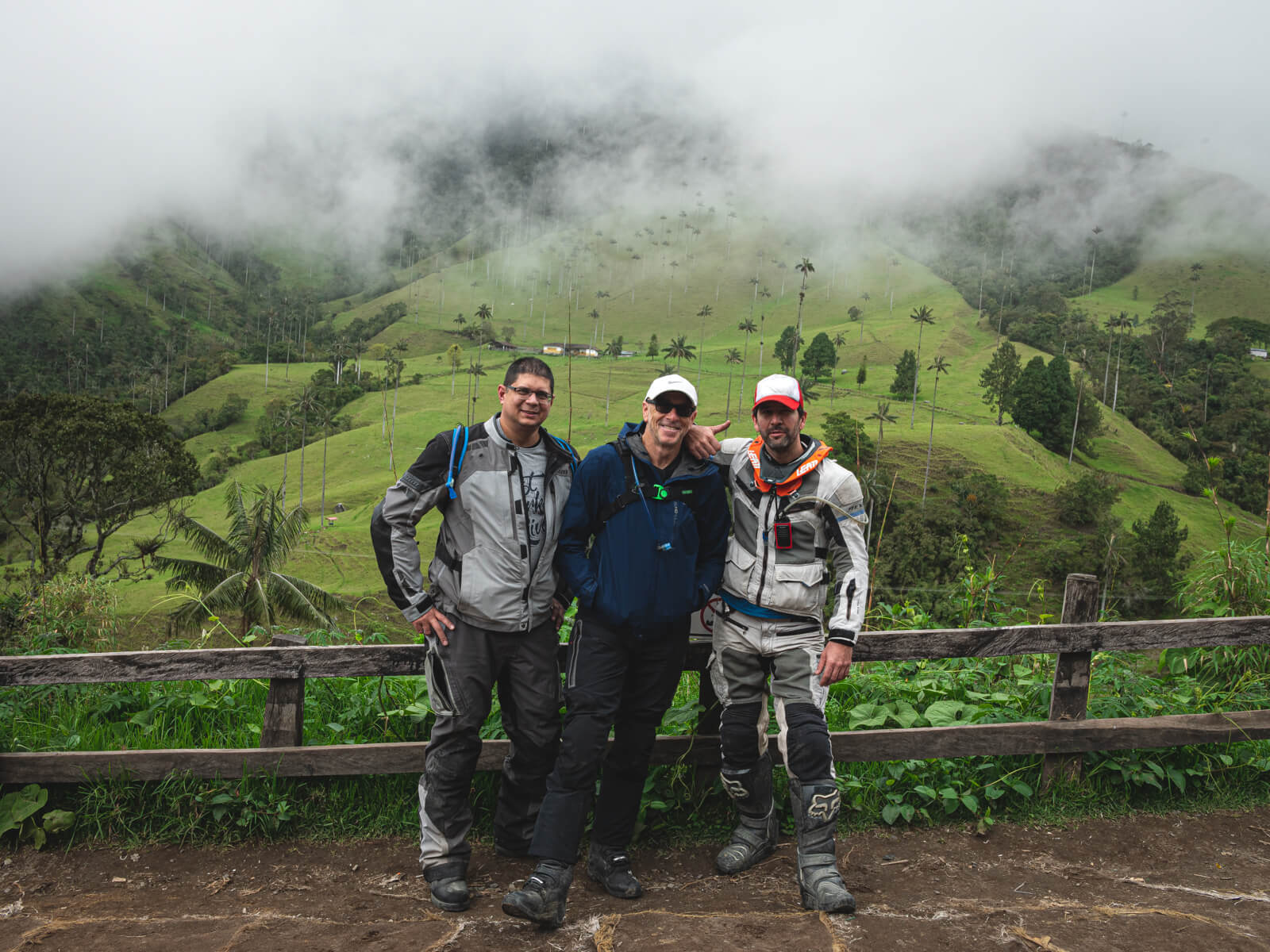 motorcycle-friends-in-colombia