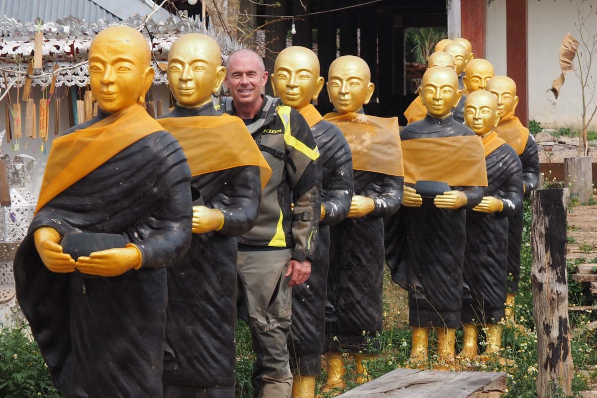 customer-with-monks-in-thailand-1