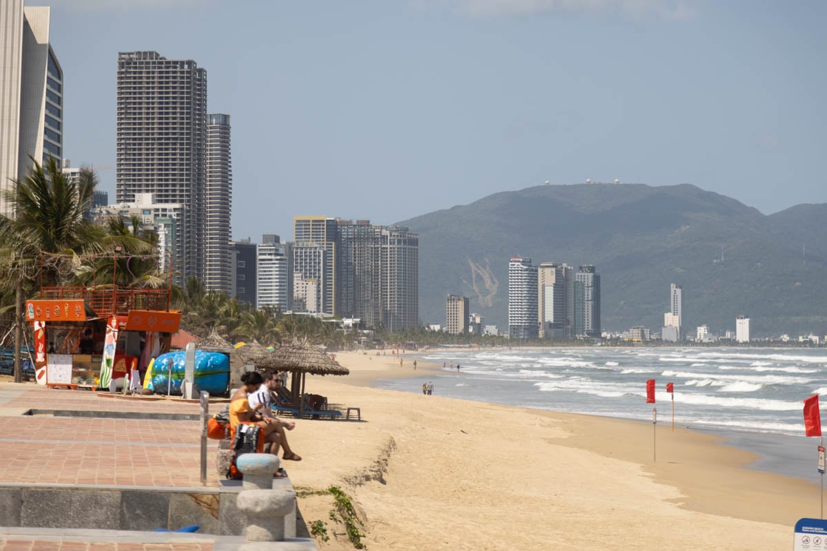 denang-beach-and-city