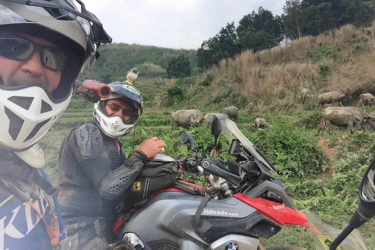 friends-enjoying-the-ride-in-thailand