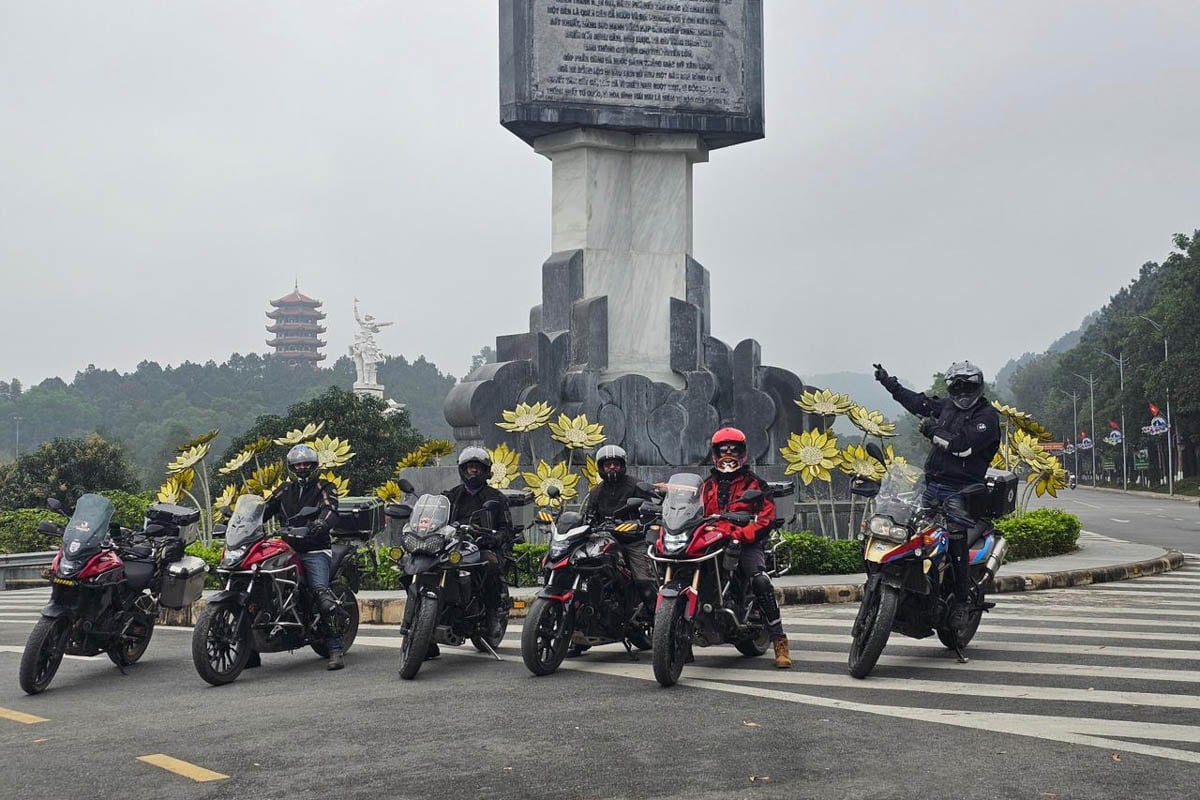 happy-riders-vietnam-pavement-motorcycle-communist